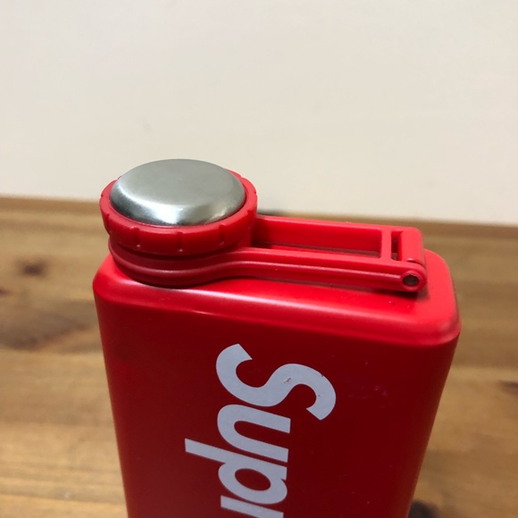 SUPREME X STANLEY FLASK - Picture 3 of 5